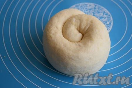 Получившийся рулет скручиваем в улитку. Делаем это для того, чтобы тесто уплотнилось и мякиш в дальнейшем получился мелкопористым и имел слоистость.&nbsp;
