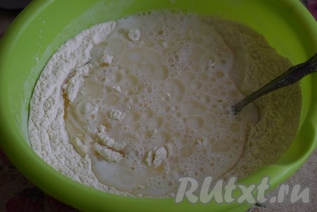 Сюда же сразу вливаем растительное масло и перемешиваем столовой ложкой.
