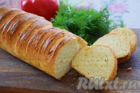 После остывания батон нарезаем на кусочки и подаём к первым или вторым блюдам, готовим с ним бутерброды, гренки или просто мажем маслом или вареньем и подаём к чаю или кофе.
