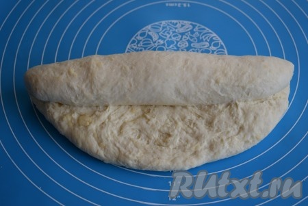 Пласт теста сворачиваем в рулет.
