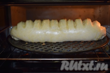 Молочный батон отправляем минут на 35 в духовку, разогретую до 190 градусов.
