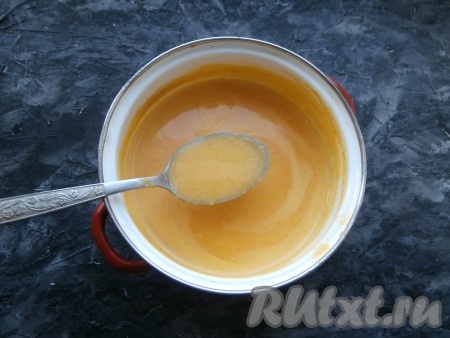 Суп-пюре из тыквы и молока довести до кипения, уменьшить огонь и всыпать, непрерывно помешивая, тонкой струйкой манную крупу. Далее варить блюдо на небольшом огне, периодически помешивая, в течение 5-7 минут.
