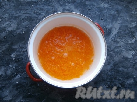 Залить тыкву водой и поставить на огонь. Когда вода закипит, огонь сделать минимальным и варить тыкву около 10 минут (до мягкости). Времени для варки, возможно, понадобится больше - это зависит от сорта овоща и от того, натирали вы тыкву или нарезали кусочками.
