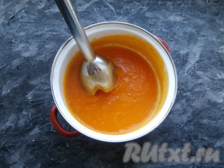 Готовую тыкву вместе с жидкостью пюрировать погружным блендером.