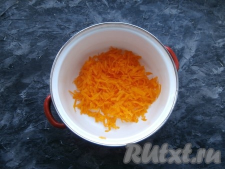 Натереть мякоть тыквы на крупной тёрке (или нарезать небольшими кусочками), поместить в кастрюлю.