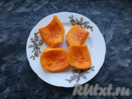 130-140 грамм тыквы, предварительно очищенной от семян и кожуры, нарезать кусками.
