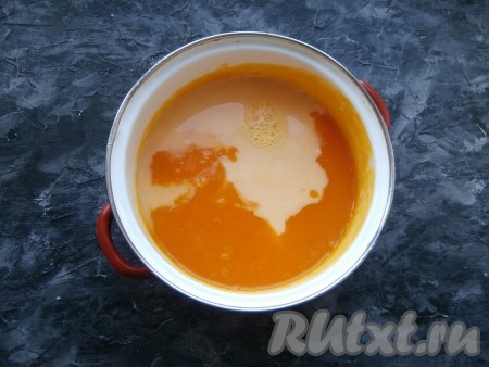 Влить в кастрюлю молоко, добавить щепотку соли и всыпать сахар, перемешать.
