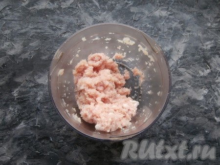 Мясо (я взяла куриное филе и свинину) перекрутить на мясорубке (или измельчить в блендере до состояния фарша).
