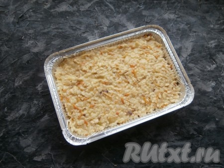 Выложить получившуюся массу в подходящую форму для запекания. У меня форма одноразовая размером 22 см х 16 см.
