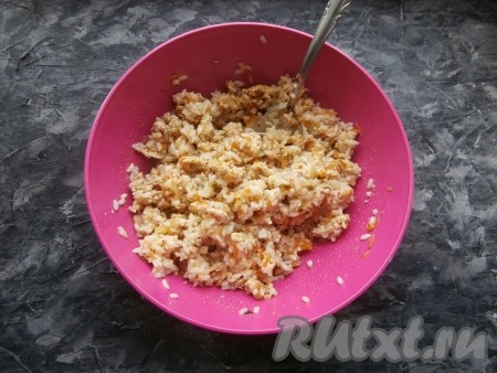 Практически готовый рис промыть холодной водой, дать стечь воде, а затем смешать его с обжаренным фаршем. Если нужно, смесь досолить по вкусу.
