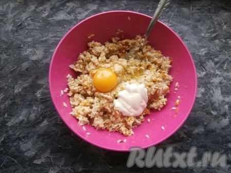 Далее сюда же добавить сырое яйцо и майонез, перемешать.
