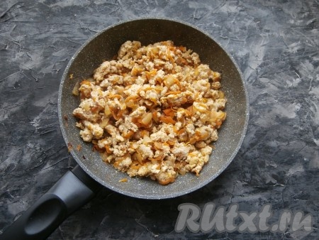 Перемешать мясной фарш с овощами и готовить на небольшом огне минут 7-8, периодически перемешивая и разбивая комочки мяса. Снять с огня, дать немного остыть и выложить в миску.