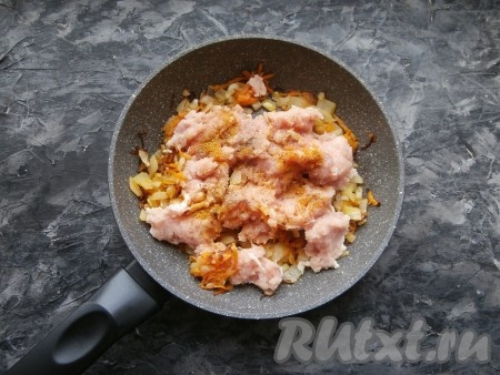 Обжарить овощи на среднем огне, помешивая, в течение 3-5 минут, добавить фарш, соль и специи.
