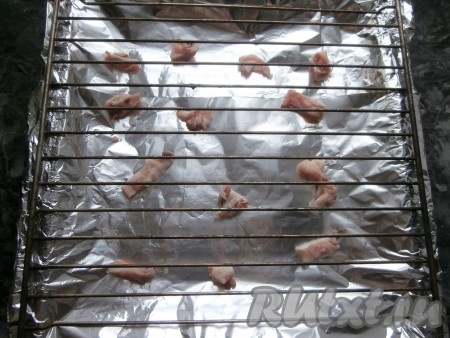 Противень застелить фольгой, выложить отложенные кусочки сала (или бараньего жира) прямо на фольгу в нескольких местах, сверху противня поместить решётку.
