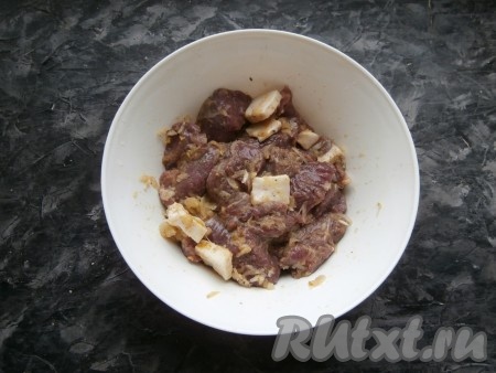 Тщательно баранину перемешать и оставить промариноваться в прохладном месте, как минимум, на 5-6 часов.
