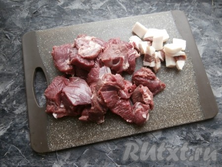 Мякоть баранины нарезать средними кусочками. Если есть у вас бараний жир, используйте его, в моей семье его не переносят, поэтому я взяла свежее свиное сало. Нарезать сало (или жир) небольшими кусочками, 50-60 грамм сала отложить (оно нам понадобится в дальнейшем).