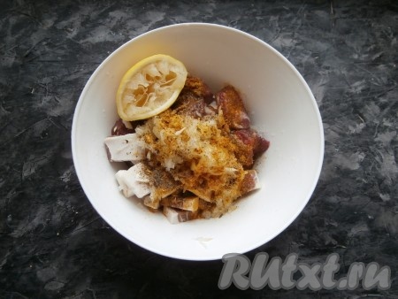 К баранине, салу и луку добавить сок, выдавленный из половинки лимона, всыпать соль, приправу для шашлыка и чёрный молотый перец.
