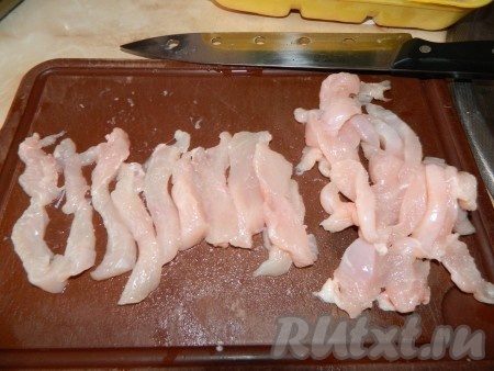 Курицу моем, режем на длинные полосочки, потом слегка посыпаем их крахмалом.