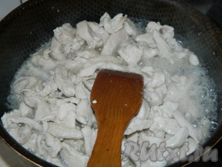 В сковороду наливаем растительное масло, выкладываем филе и жарим на сильном огне 3-4 минуты, постоянно помешивая, затем убавляем газ.