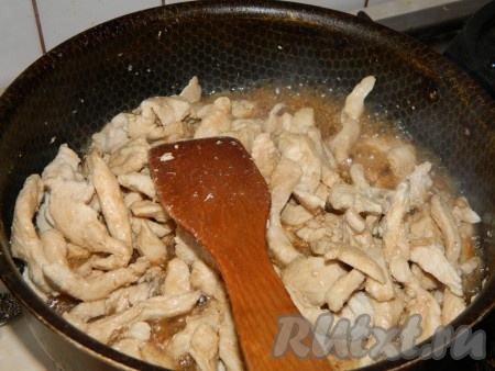 Добавляем соевый соус.