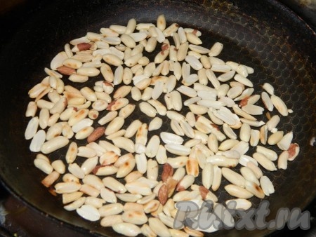На горячей сковороде без масла слегка подрумяниваем арахис.
