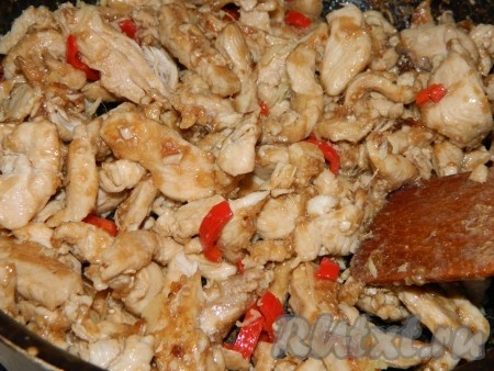 Добавляем имбирь и перец к курице.