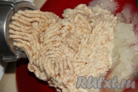 Хлеб предварительно вымочить в молоке, затем отжать от лишнего молока и пропустить хлебушек через мясорубку.
