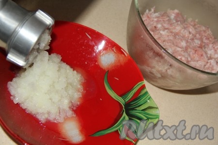 Пока тесто подходит, приготовить котлеты. Фарш можно использовать покупной или пропустить мясо через мясорубку. Лук почистить и тоже пропустить через мясорубку.
