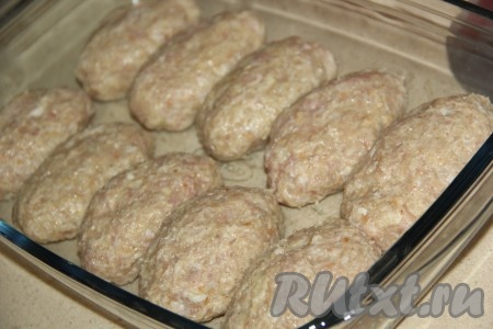 Хорошо вымесить фарш и сформировать продолговатые котлеты. Можно пожарить котлеты, но я запекла их в разогретой духовке при температуре 220 градусов в течение 25 минут. На дно формы перед запеканием котлеток я налила немного воды, поэтому котлеты получились паровыми.
