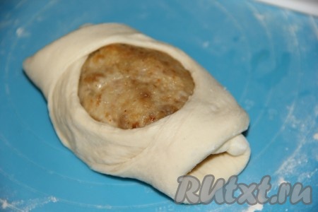 Затем вторую часть теста завернуть внахлёст. Должен получиться пирожок с отверстием сверху.
