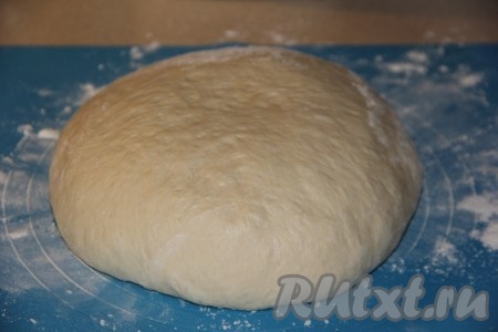 Для начала замесим дрожжевое тесто, для этого в тёплом молоке (не горячее 40 градусов) нужно развести сухие дрожжи и сахар, оставить получившуюся опару на 15 минут. Опара должна ожить, то есть на поверхности должна образоваться пенная "шапочка". Затем соединить подошедшую опару, яйцо и растительное масло, всыпать соль и муку. Замесить нежное тесто, выполняя замес вначале ложкой, а затем руками. Оставить тесто на 1 час в миске (или на столе), накрыв полотенцем. По истечении времени тесто увеличится в объёме в несколько раз.
