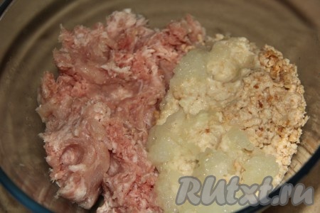 Смешать мясной фарш, перекрученный хлеб и лук. По желанию, можно положить в фарш пару зубчиков чеснока, натёртых на мелкой (или средней) тёрке.
