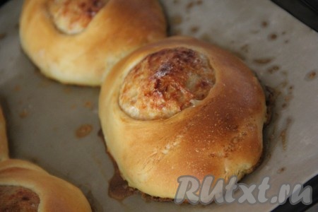 Разогреть духовку до 200 градусов и поставить противень с котлетами в тесте в духовку. Выпекать, примерно, 20 минут (до золотистого цвета).
