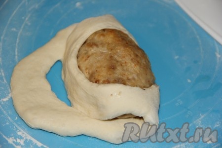 Сначала завернуть одну сторону теста через разрез.
