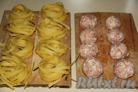Из фарша сформировать 8 круглых фрикаделек.
