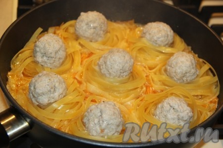 Накрыть сковороду крышкой и готовить гнёзда из макарон с фрикадельками на медленном огне 20 минут, снять блюдо с огня.
