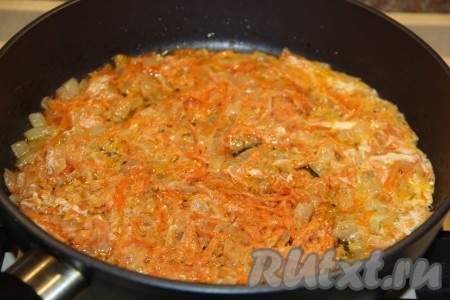 Перемешать и разровнять овощи ровным слоем.
