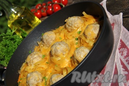 Разложить вкусные, сытные макаронные гнёзда, приготовленные с фаршем, со сковороды по тарелкам и в горячем виде подать к столу. Блюдо получается настолько аппетитным, что оно понравится и взрослым, и детишкам.