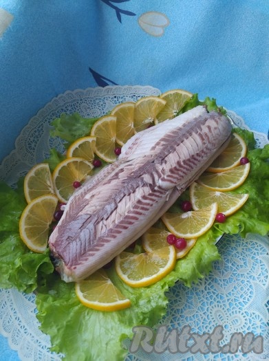 Нежного, сочного  и очень вкусного запечённого белого амура можно подавать к столу. Кожу перед нарезанием на порции можно снять, она  хорошо снимается. Вот так рыбка выглядит без кожи. 
