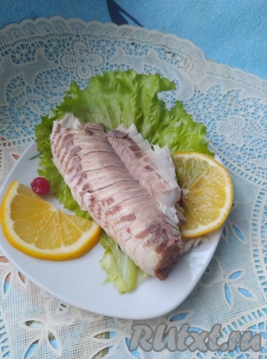 Очень сочный и вкусный белый амур, запечённый на соли в духовке, у нас получился. 
