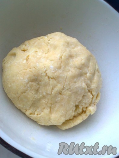 Замешиваем творожное тесто, по ходу замеса подсыпаем ещё 50 грамм муки, чтобы тесто собралось в ком.
