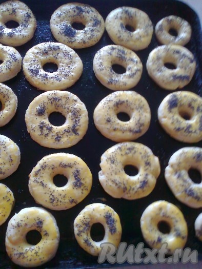 Выпекаем творожные бублики в предварительно разогретой духовке около 20-25 минут при температуре 200 градусов. Я готовила двойную порцию.