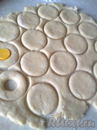 Раскатываем тесто на поверхности, присыпанной мукой, в пласт толщиной 5-7 мм. Чтобы получить хрустящие бублики, раскатайте тесто потоньше, если любите мягкие бублики - то потолще. Вырезаем из теста круги с помощью стакана (или чашки).