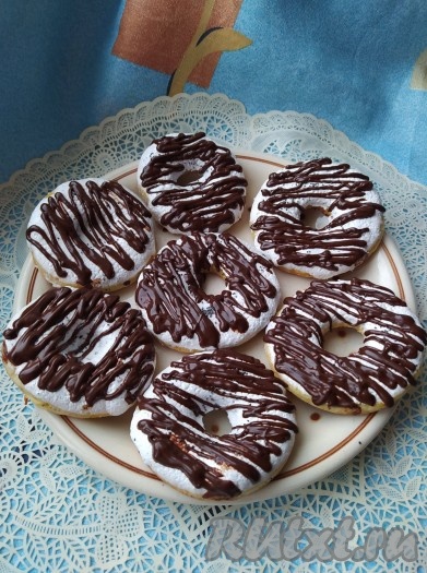 Можно ещё часть бубликов обмакнуть во взбитый с сахарной пудрой белок и полить растопленным шоколадом.
