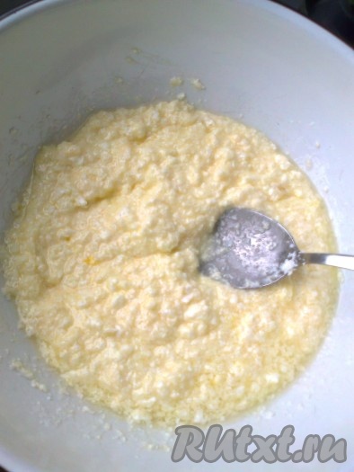 Разминаем получившуюся массу и перемешиваем.
