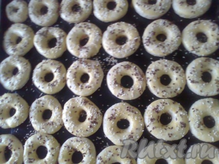 а часть - кунжутом и семенами льна.
