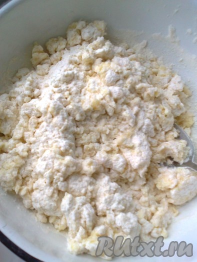 Всыпаем муку и разрыхлитель. Вводим, примерно, 400 грамм муки, перемешиваем ложкой.
