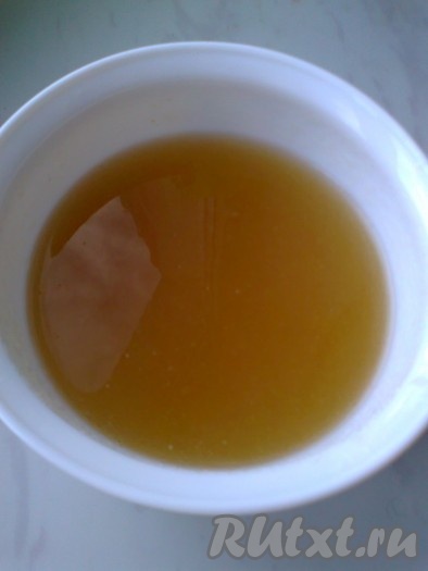 Желатин залить 125 мл холодной кипячёной воды и оставить на 15 минут для набухания.