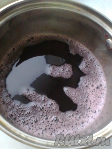 довести до кипения и проварить не более 2-3 минут. Напиток приобретает рубиновый цвет. Процедить чай каркаде.
