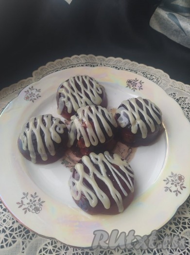 Край пакета ровно срезать и поместить в него глазурь. Через отверстие в пакете нанести узор на желе. И можно подавать желе из чая каркаде на стол.